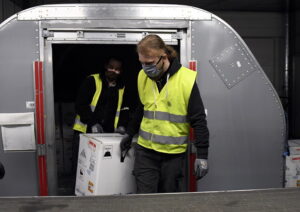 Fronte anti-Covid, è arrivato in Italia il primo carico del vaccino Moderna. Biontech annuncia due miliardi di dosi per il 2021