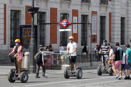 epa09391650 Several tourists cross Puerta del Sol square onto a segway in downtown Madrid, Spain, 03 August 2021. Some 2.2 million of foreign tourists visited Spain last June, 10 times more than the figures recorded in the same period in 2020, showing a clear recovery since the beginning of the coronavirus pandemic, but they are far from the number of tourists that visited Spain in 2019 with 8.83 million visitors.  EPA/J.J. Guillen