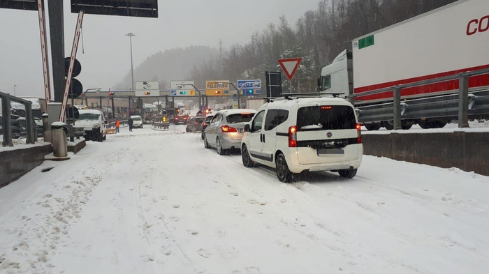 Automobilisti bloccati causa neve: Aspi annuncia rimborsi