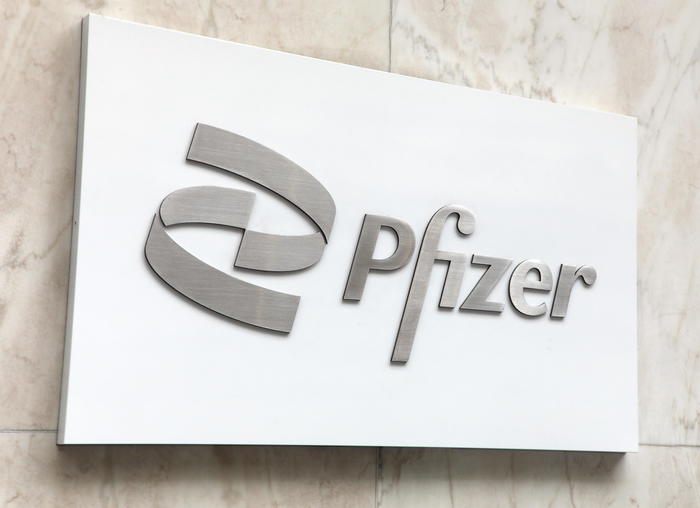 epa09473908 A sign at the headquarters of the pharmaceutical company Pfizer in New York, New York, USA, 17 September 2021. Vaccine advisers for the US Food and Drug Administration (FDA) are meeting on 17 September to discuss whether Americans need another booster shot of the Pfizer/BioNTech Covid-19 vaccine.  EPA/JASON SZENES