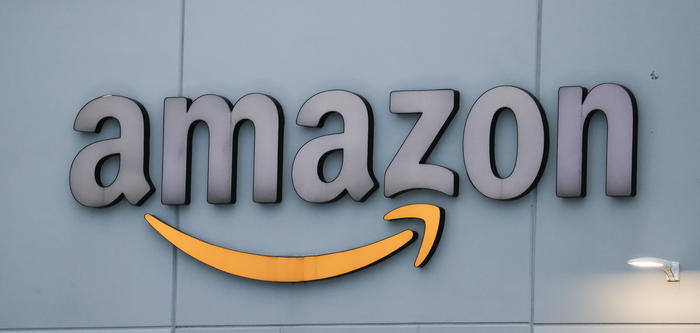 Amazon aumenta dell’8% il salario dei dipendenti logistica