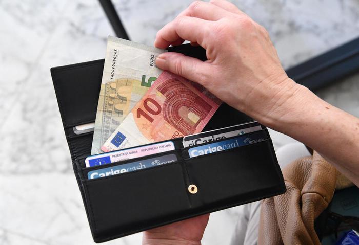 Un  portafoglio con banconote in euro, Genova  14 marzo 2018