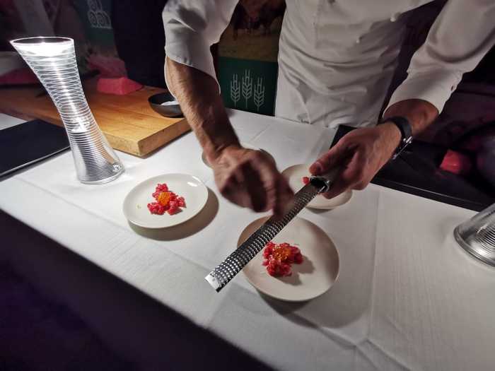 La tartare dello chef Davide Oldani, show cooking per Consorzio Sigillo Italiano