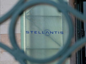 Mobilità sostenibile, Ermenegildo Zegna sigla un accordo con Stellantis