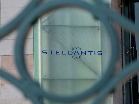 Stellantis, giù i ricavi: -14% nel terzo trimestre, -27% per le consegne