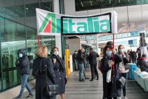 Alitalia, la protesta dei sindacati: “no a compagnia bonsai, sprecati tre miliardi”