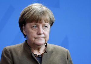 “Spende troppo”, rimprovero per Merkel