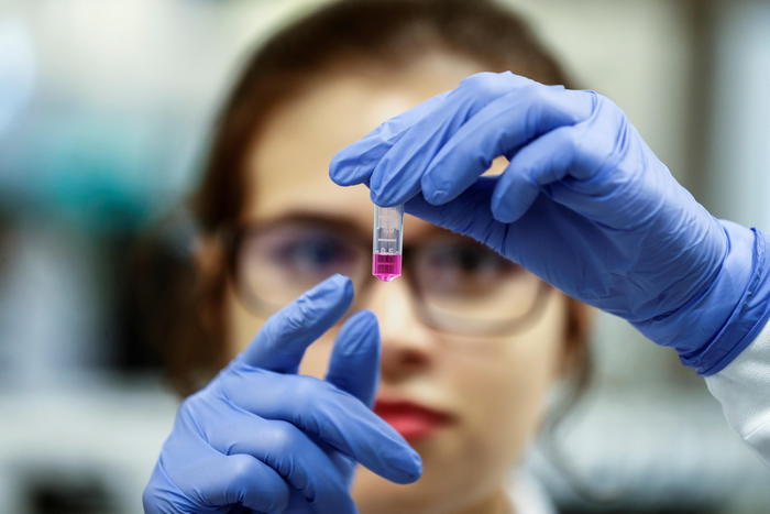 Vaccini, la Gran Bretagna sta per lanciare il primo test al mondo sulla terza dose