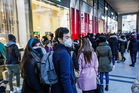 Crowd and queues for the Winter Sales in the city center amid the second wave of the Covid-19 Coronavirus pandemic, in Turin, Italy, 08 January 2021. ANSA/ TINO ROMANO