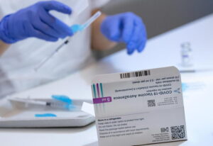 Vaccini, AstraZeneca taglia il 15% delle dosi in consegna