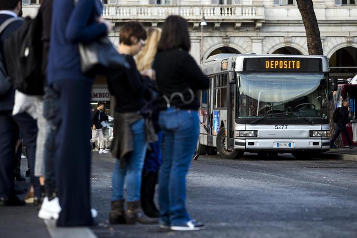 Autobus fermi e pendolari in attesa alla stazione Termini per lo sciopero generale, Roma, 25 ottobre 2019. ANSA/ANGELO CARCONI