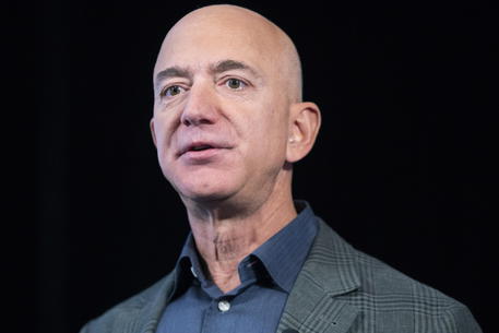 Amazon, Jeff Bezos taglia un altro traguardo: supera i 200 miliardi di dollari