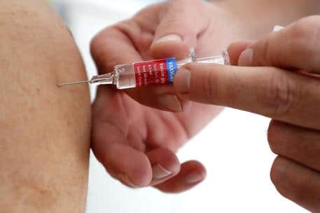 Influenza, Federfarma lancia l’allarme: “manca il vaccino per la popolazione attiva”