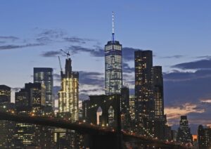 New York, torna da lunedì l’obbligo della mascherina al chiuso per fermare i contagi