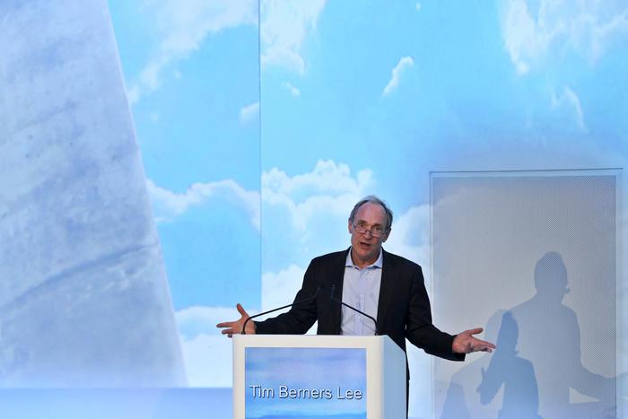 epa05054468 The inventor of the World Wide Web, Tim Berners Lee delivers a speach at the conference 'The unknown one hundred years from now' at Chapalimaud Foundation in Lisbon, 05 December 2015.  EPA/MIGUEL A LOPES
