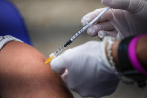 Aifa, in corso la riunione per valutare l’ok alla terza dose del vaccino