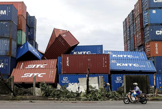 epa05540219 Fallen cargo containers caused by super typhoon Meranti in Kaohsiung city, southern Taiwan, 15 September 2016. Typhoon Meranti is moving towards the Chinese provinces of Fujian and Zhejiang after lashing southern part of Taiwan on 14 September, leaving close to a million households without power and water supplies.  EPA/RITCHIE B. TONGO