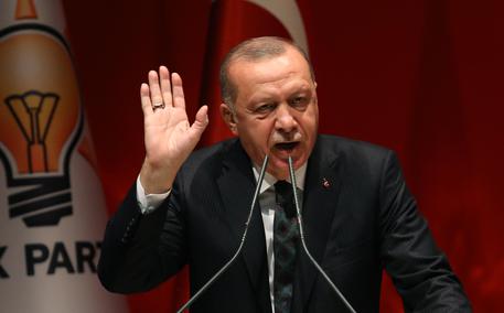 Turchia: non solo la lira anche la borsa di Istanbul scivola di quasi il 10%