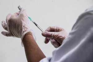 Vaccino obbligatorio? Infuriano le polemiche