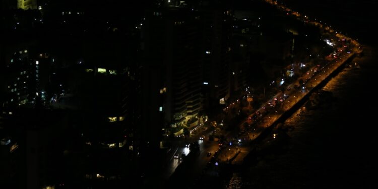 Crisi energia, torna la luce in Libano dopo un blackout totale di 24 ore