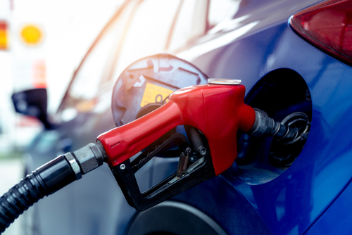 Carburanti: il prezzo settimanale della benzina scende sotto 1,8 euro per la prima volta da gennaio