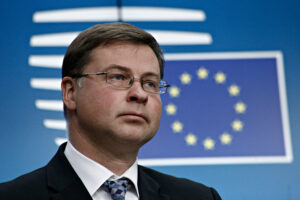 Ue, Dombrovskis avvisa l’Italia: “Limitare la spesa sui conti pubblici. In autunno nuovo esame”