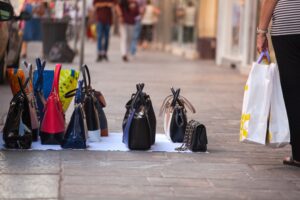 Mercato del falso, ogni anno perdite per 15 miliardi di entrate nell’Ue