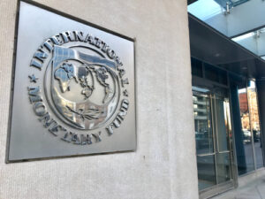 FMI alza le sue previsioni di crescita globale per il 2024 di 0,2 punti percentuali, al 3,1%. In discesa l’inflazione