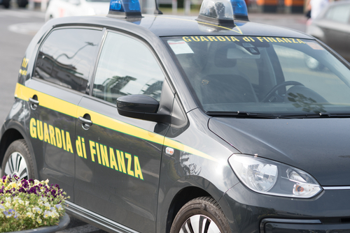 Pavia, denunciata una donna che vendeva capi contraffatti. Sanzionati i clienti