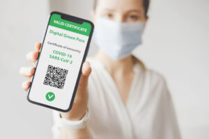 Regole Covid, dal primo maggio stop alle mascherine al chiuso e al green pass