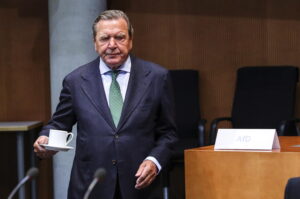 Ex cancelliere Schroeder candidato per il Cda di Gazprom, primo fornitore di gas per l’Europa