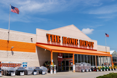Usa, Home Depot riporta utili e ricavi trimestrali in calo ma oltre le attese: vendite giù del 3% su anno