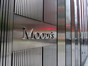 Moody’s declassa il rating di 39 istituti finanziari russi