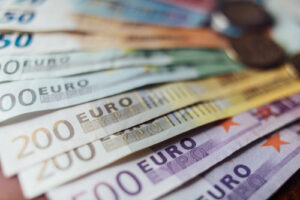L’Euro risale a 1,0561 dollari