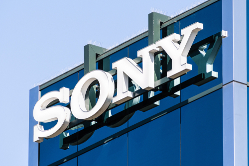 Gli utili di Sony crollano del 29% a causa della debolezza dei chip. Ma aumentano le previsioni di vendita per l’intero anno