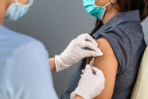 Covid, crolla l’efficacia del vaccino Pfizer contro la variante Omicron: in età pediatrica è solo al 12%