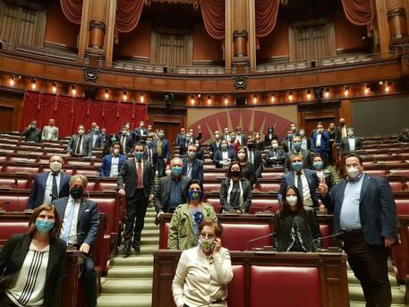 Sono 74 i parlamentari della Lega che hanno trascorso la notte nelle aule della Camera e del Senato con il leader del partito Matteo Salvini. ANSA/US LEGA ++ NO SALES, EDITORIAL USE ONLY ++