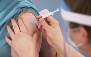 Vaccini, Figliuolo assicura: “ad aprile in arrivo 8 milioni di dosi”. Quarantena e tampone anche per chi rientra dai Paesi Ue