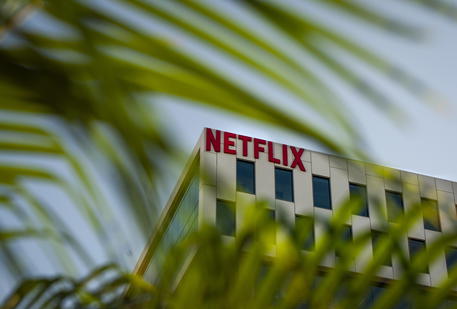 epa08945688 (FILE) - A Netflix logo hangs on the company's headquarters in Los Angeles, California, USA, 18 October 2019 (reissued 18 January 2021). Netflix will publish their 4th quarter 2020 results on 19 January 2021.  EPA/CHRISTIAN MONTERROSA *** Local Caption *** 55559865