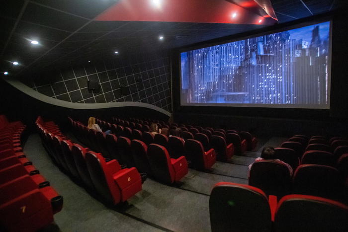 Cinema, obbligo in sala prima di streaming: è polemica
