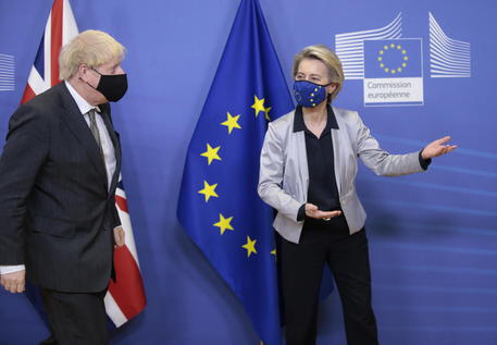 epaselect epa08873079 Britain's Prime Minister Boris Johnson (L) is welcomed by European Commission President Ursula von der Leyen (R) prior to  post-Brexit trade deal talks, in Brussels, Belgium, 09 December 2020. A negotiations phase of eleven months that started on 31 January 2020 following the UK's exit from the EU ends on 31 December 2020.  EPA/OLIVIER HOSLET / POOL