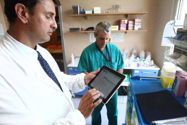 Un medico mostra, oggi 29 giugno 2010, un ipad che sara' usato all'ospedale San gerardo di Monza. I medici lo