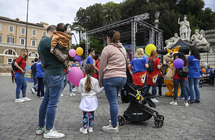 Una famiglia assiste alla manifestazione #NO1luglio per la riapertura dei parchi tematici e acquatici a Piazza del Popolo, Roma, 11 maggio 2021. ANSA/RICCARDO ANTIMIANI