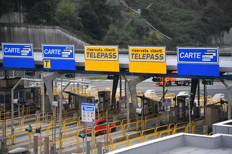 Corsie preferenziali Telepass al casello di Genova Aeroporto, 16 febbraio 2017 a Genova