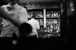 La resistenza impossibile di ristoranti e bar tra pandemia e guerra