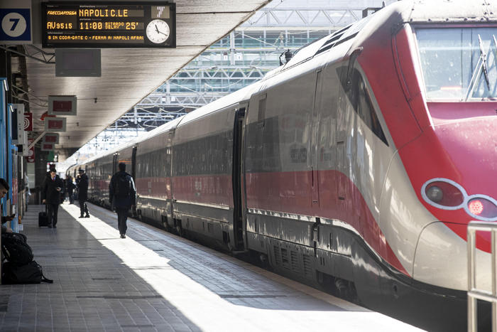 Stazione Termini mascherine sui volti delle persone e treni in arrivo da Milano vuoti,  causa la diffusione del virus. 8 marzo 2020ANSA/MASSIMO PERCOSSI