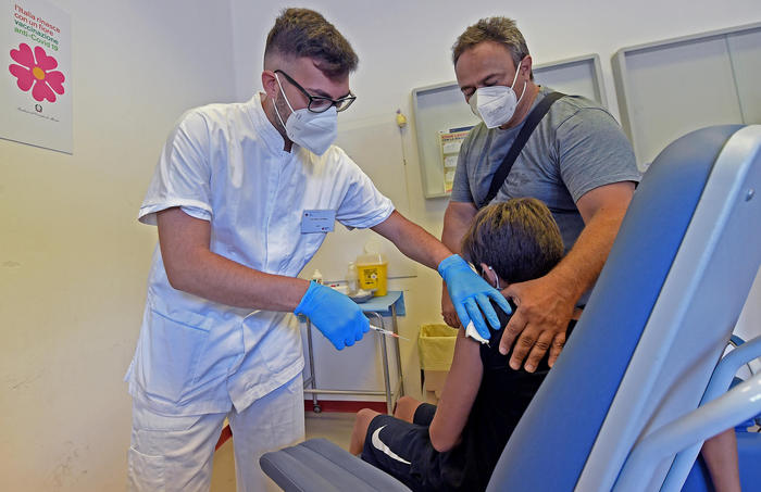 A boy receives a vaccine against Covid-19 during the junior Open day dedicated to children between 12 and 16 years at the center for vaccination established by the local health authority Asl Roma1, at the Casa della Salute Prati-Trionfale in Rome, Italy, 16 August 2021.  ANSA/ETTORE FERRARI