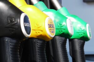 Caro carburante: benzina e diesel in forte calo