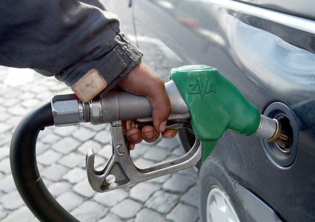 Benzina, i prezzi salgano ancora e Federconsumatori lancia l’allarme: “il sovrapprezzo applicato costa 144 euro per automobilista”