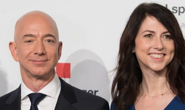 Amazon, l’ex moglie di Jeff Bezos MacKenzie Scott è la donna più ricca del mondo con un patrimonio di 68 miliardi di dollari